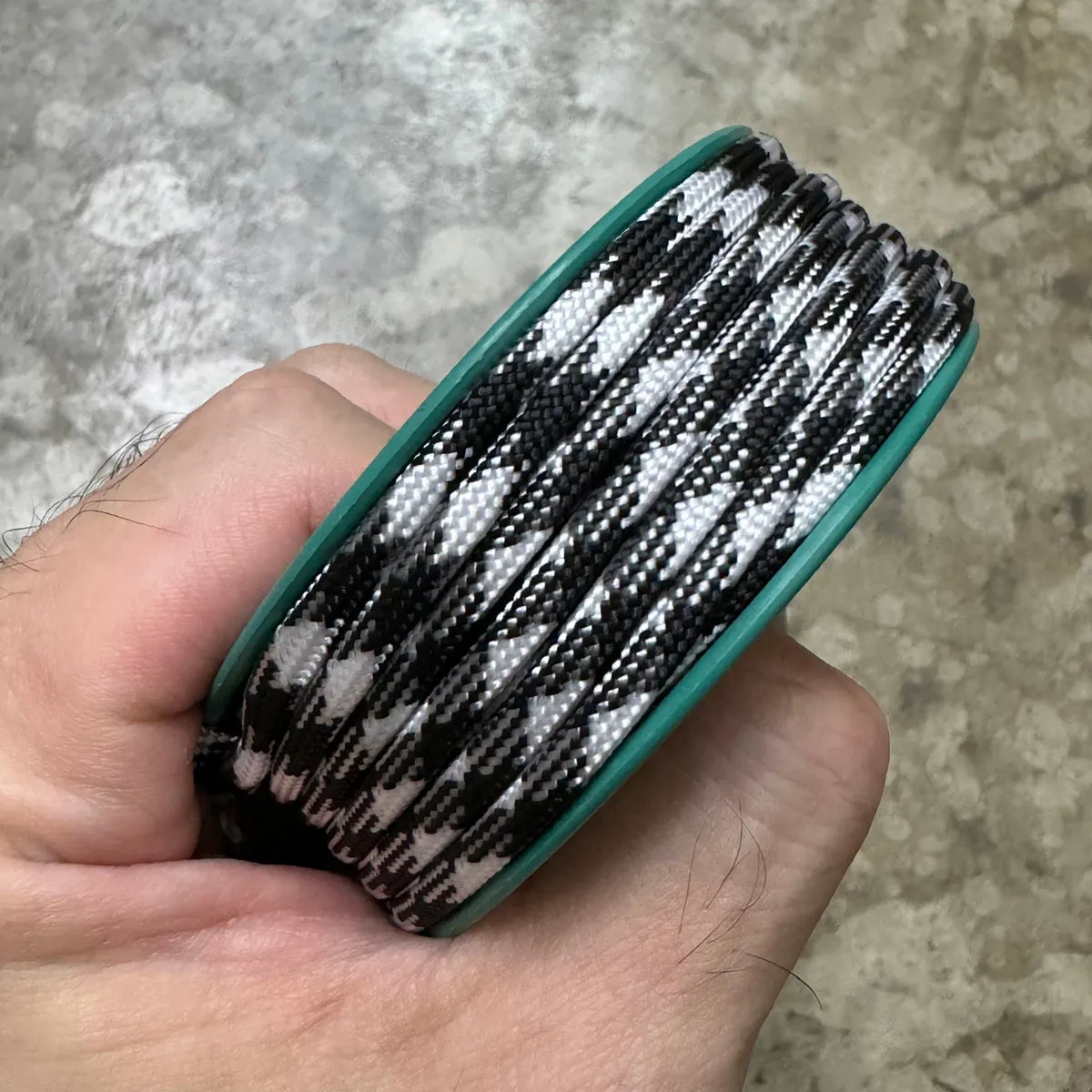 550 PARACORD MINI SPOOL - BLACK WHITE CAMO